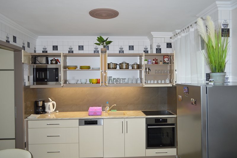 Schicke Küche mit modernen Möbeln und stilvoller Beleuchtung.