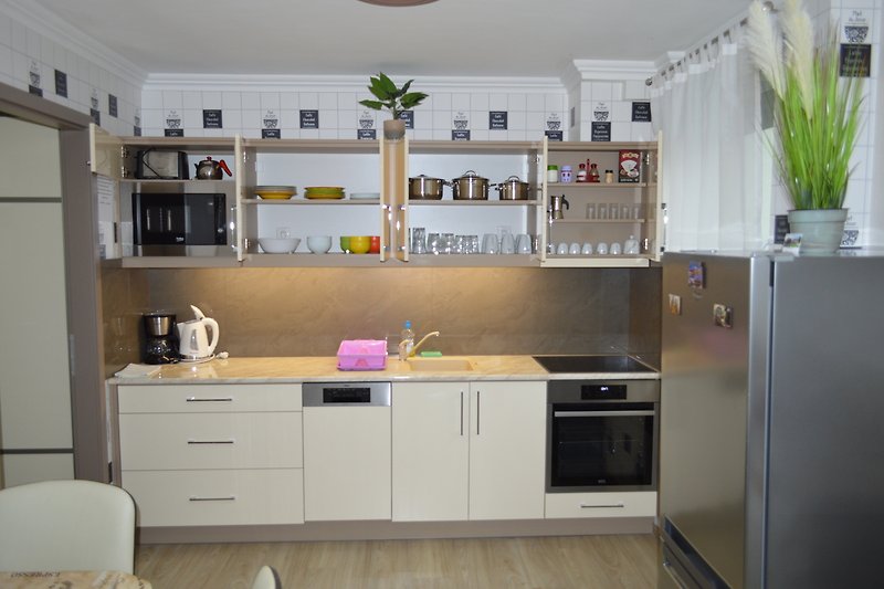 Moderne Küche mit stilvoller Einrichtung und Holzmöbeln.