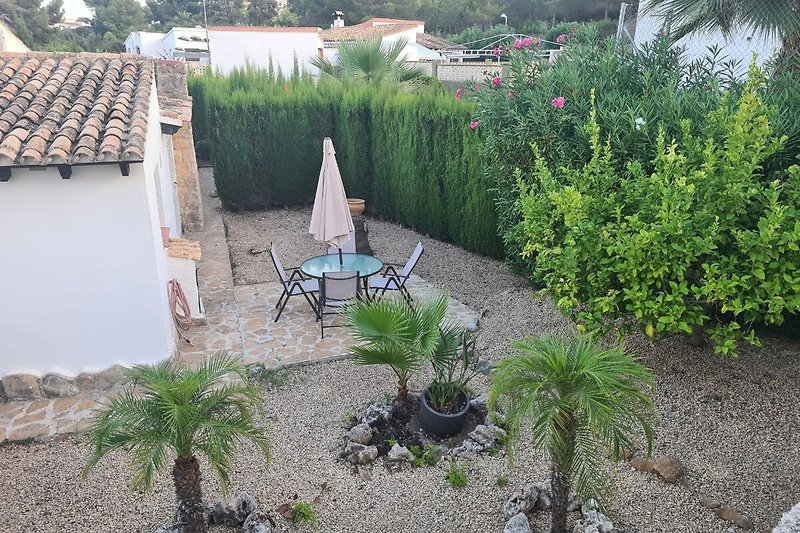 Jardín bonito con terraza de desayunos