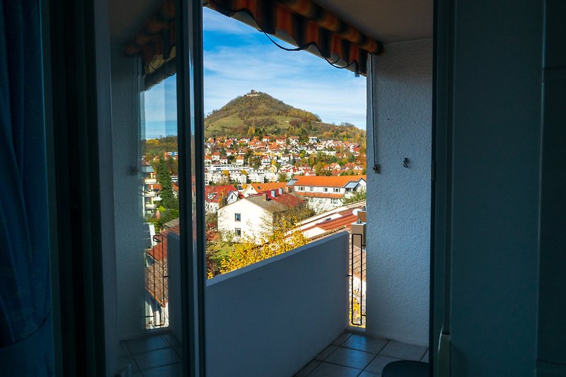 Moderne Wohnung mit großen Fenstern und Bergblick. Perfekt für einen erholsamen Urlaub.