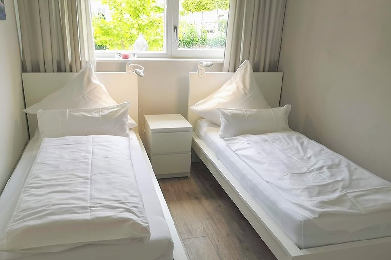 Schlafzimmer mit zwei gemütlichen Einzelbetten