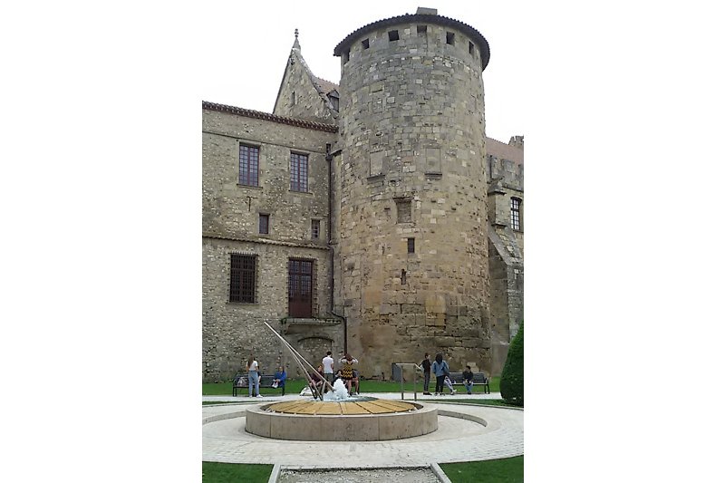 Historischer Turm an der Kathedrale von Narbonne