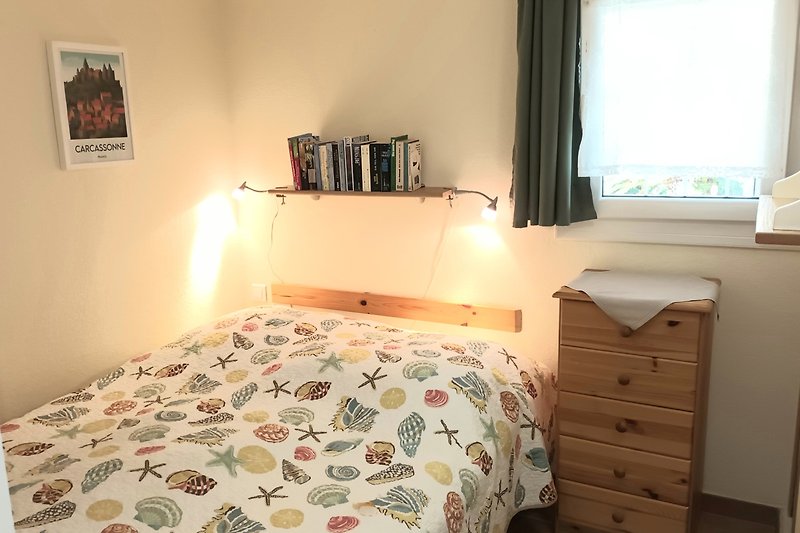 Liebevoll  eingerichtetes Schlafzimmer mit gemütlichem Doppelbett.