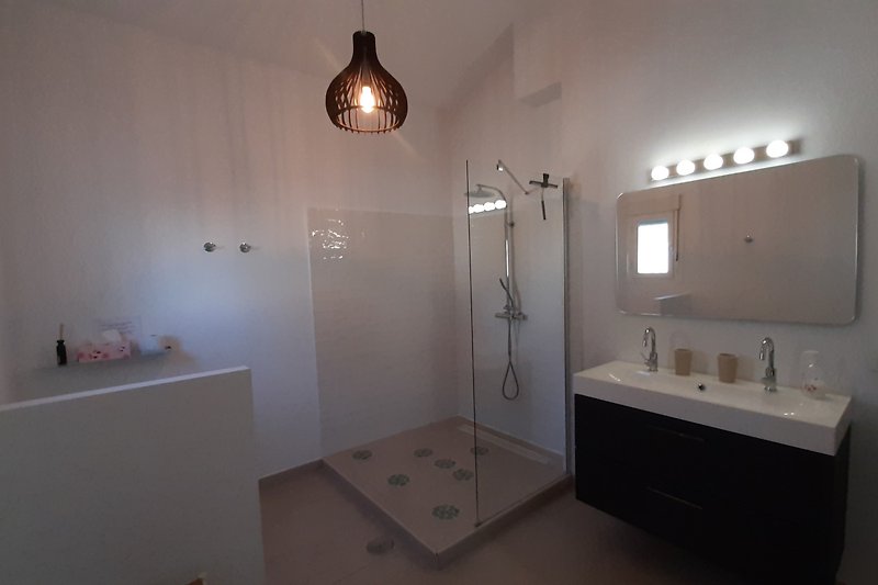 Modernes Badezimmer mit Doppelwaschtisch, WC  und Dusche (en suite zum Hauptschlafzimmer)