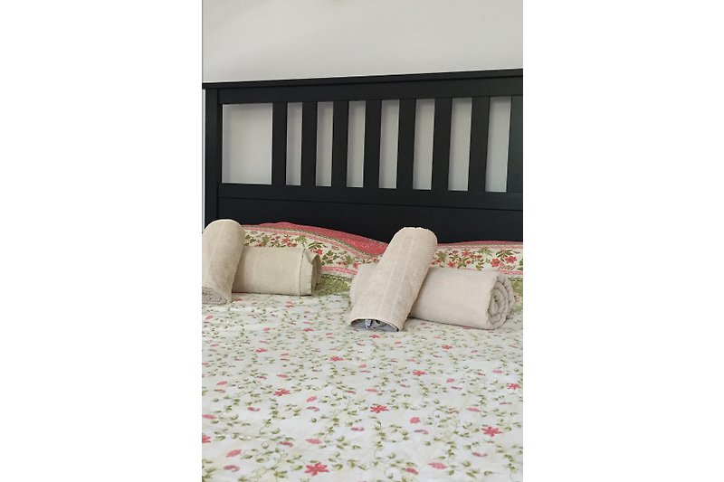 Schlafzimmer 3 mit Doppelbett, Nachtkästchen und Kleiderschrank