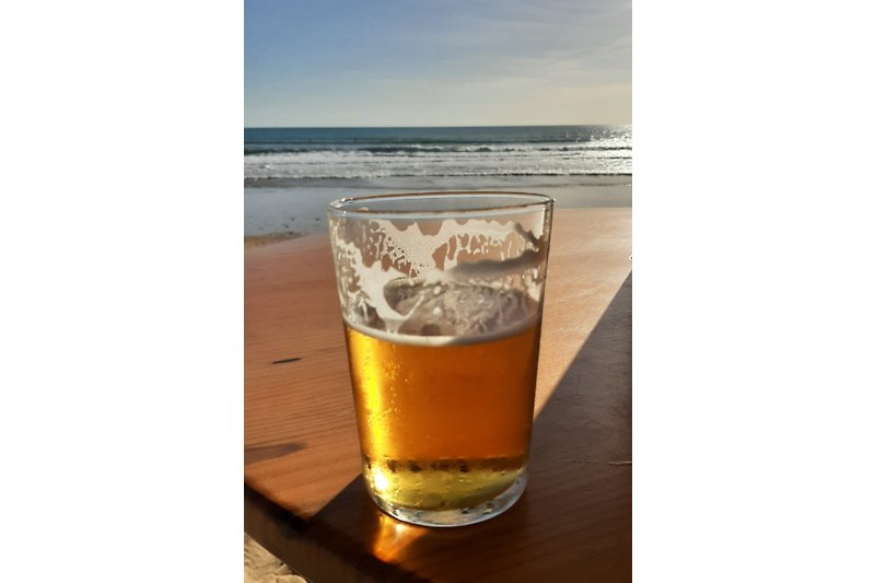 Bier, Cocktails und Meerblick - Entspannung pur in den lokalen Chiringuitos am Strand!