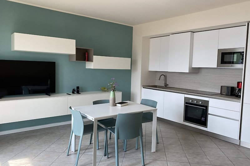 moderne Ausstattung der Küche mit offenem Wohnzimmer
