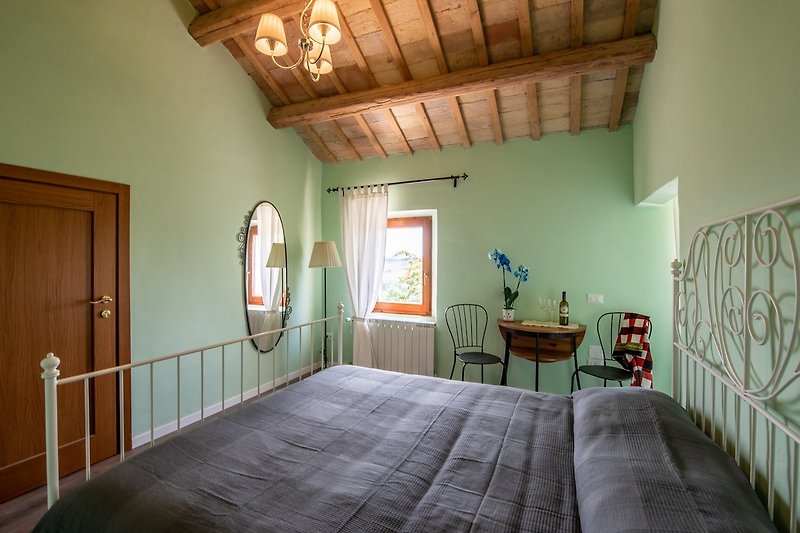 Una stanza accogliente con mobili in legno e finestre luminose.