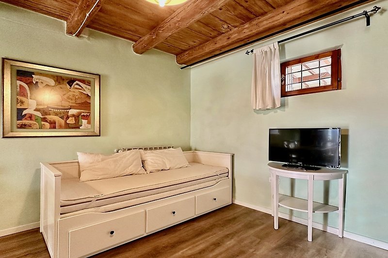 Una camera da letto con arredamento in legno e comfort.