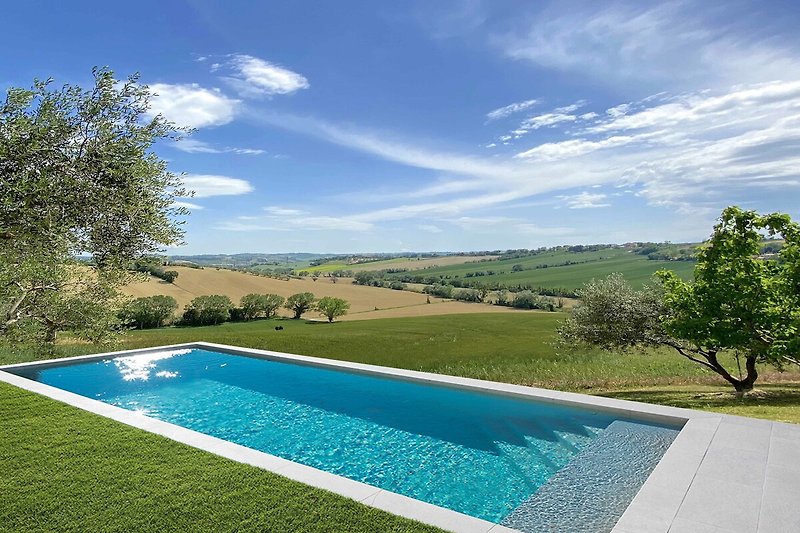 La piscina, un angolo di paradiso con splendida vista panoramica sulla valle.