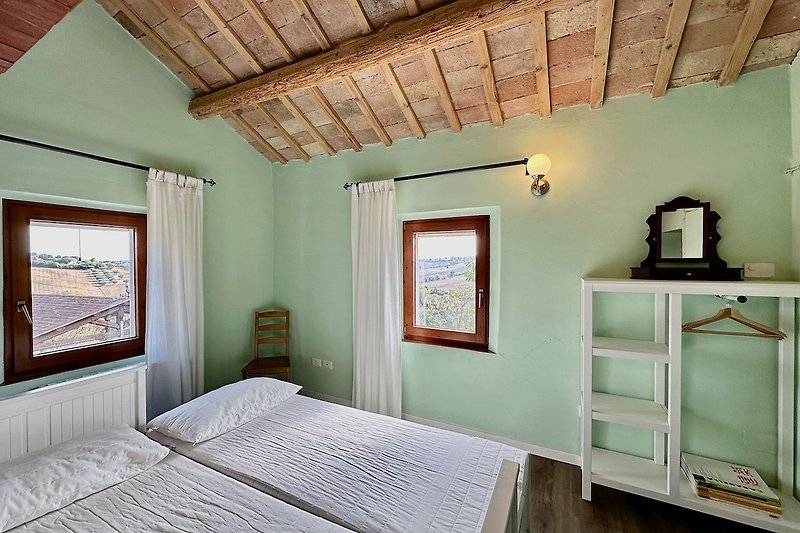 Una camera da letto con arredamento in legno e illuminazione accogliente.