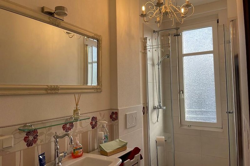 Schönes Badezimmer im OG mit großzügigem Duschbereich und Tageslicht.