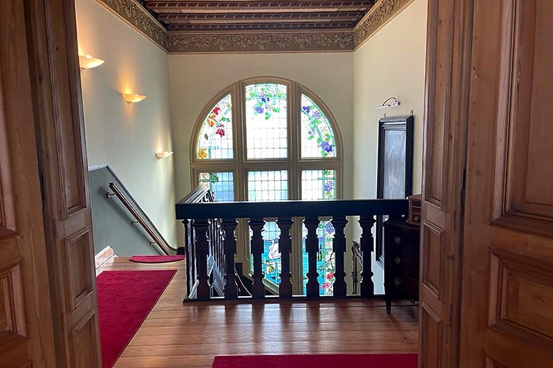 Blick vom OG Familienzimmer 3  in das imposante Foyer-Treppenhaus.