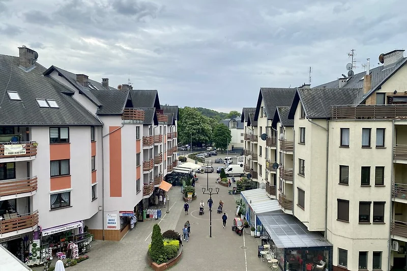 Schönes Gebäude mit Blick auf den Himmel und Wolken.