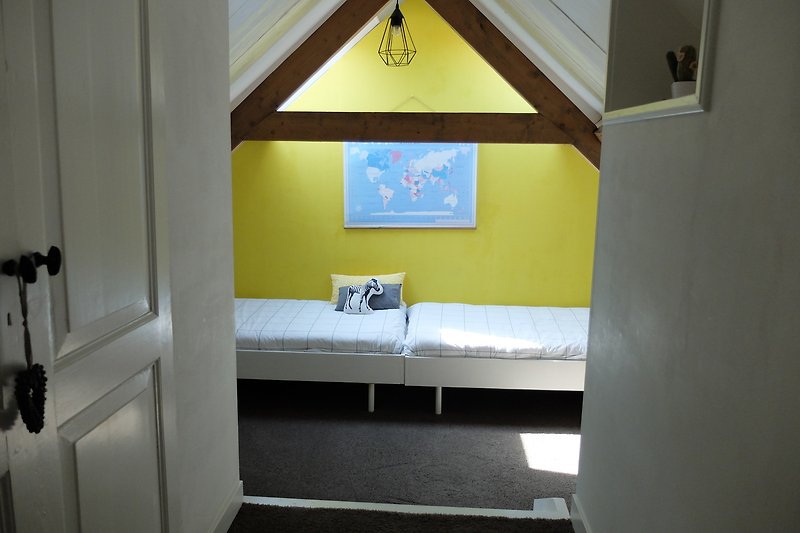 Slaapkamer met twee eenpersoons bedden