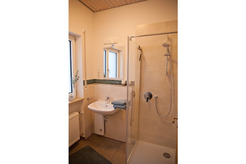 Schönes Badezimmer mit moderner Dusche und stilvoller Ausstattung.
