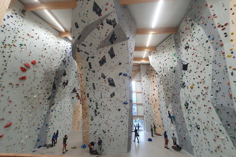 BAMBULE - größte Kletterhalle Frankens zum Seilklettern