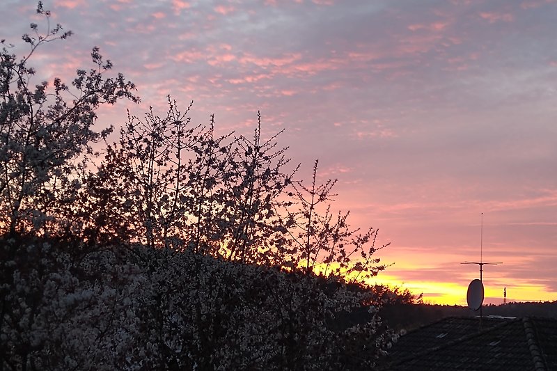 Ein ruhiger Abend mit einem atemberaubenden Sonnenuntergang über Schnaittach.