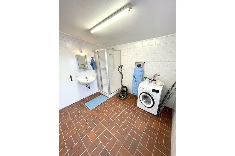 Hauswirtschaftsraum mit 2. Dusche