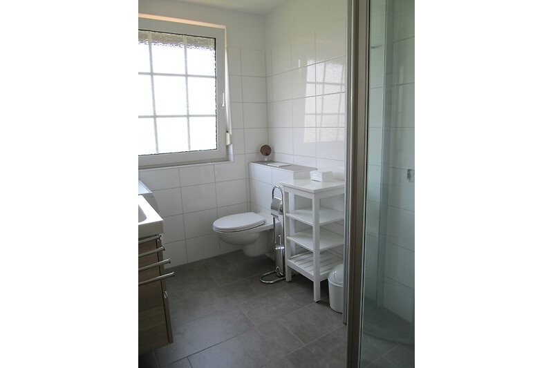 Schönes Badezimmer mit stilvoller Einrichtung und sauberem Design.