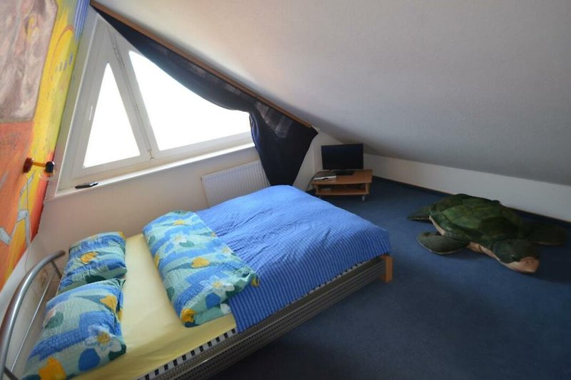 Schlafraum mit Doppelbett im DG