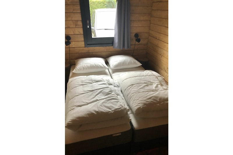 Slaapkamer 1 met tweepersoonsbed. Alle bedden zijn opgemaakt bij aankomst
