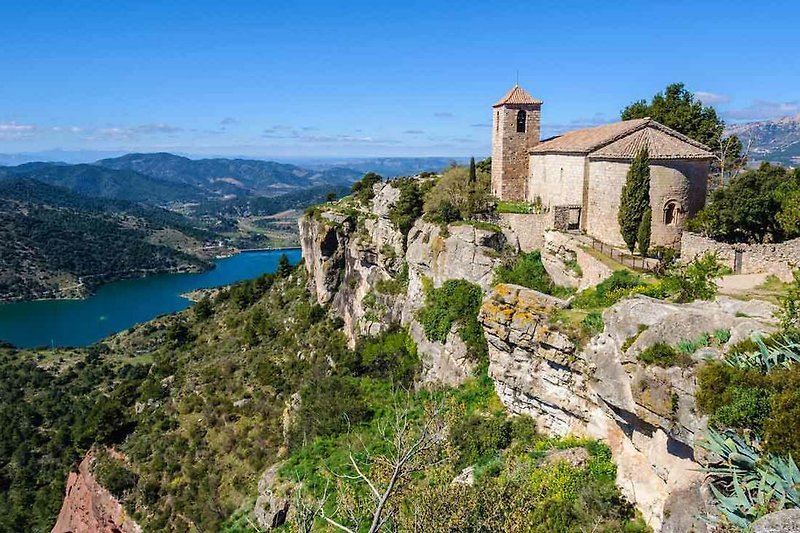 Siurana liegt etwa 30 Kilometer nordwestlich von Tarragona auf einer Höhe von 737 Metern über dem Meeresspiegel