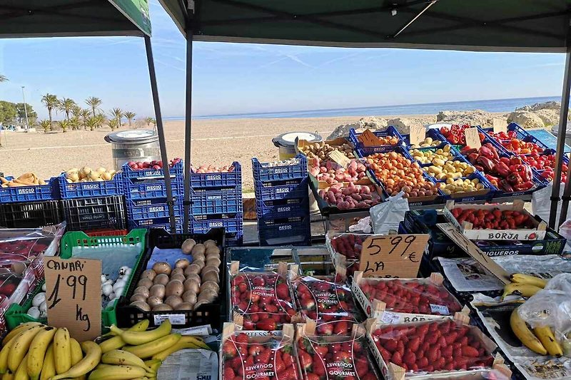 Jeden Sonntag gibt es auf dem Markt im Hafen von l'Hospitalet de l'Infant frisches Obst und Gemüse