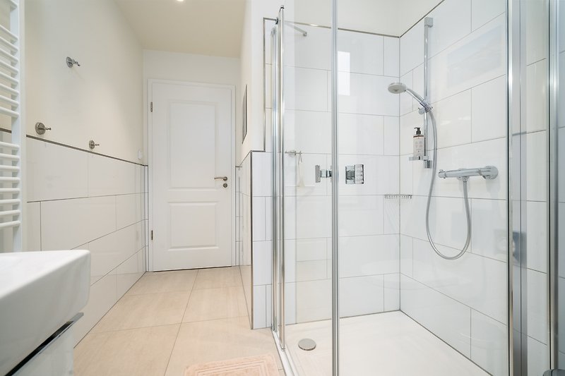 Schönes Badezimmer mit stilvoller Dusche und modernen Armaturen.
