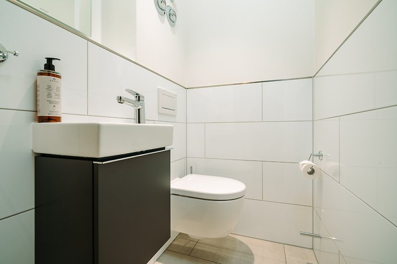 Schönes Badezimmer mit stilvoller Einrichtung und modernem Waschbecken.