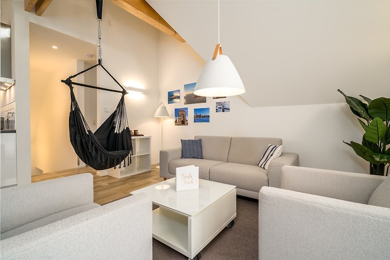Stilvolles Wohnzimmer mit bequemen Möbeln und moderner Beleuchtung.