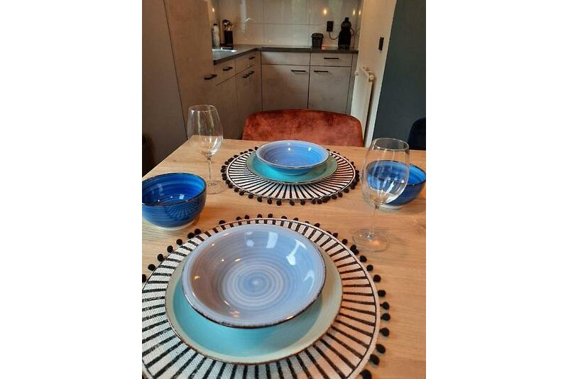 Elegante keuken met blauwe servies en houten meubels.