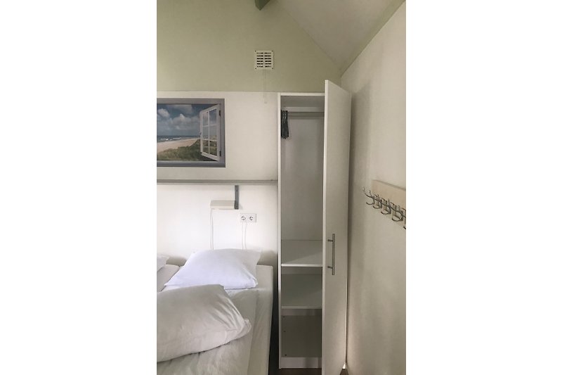 Slaapkamer met twee kledingkasten.