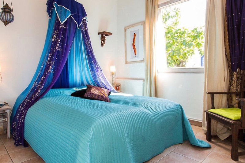 Komfortables Schlafzimmer mit blauer  Dekoration