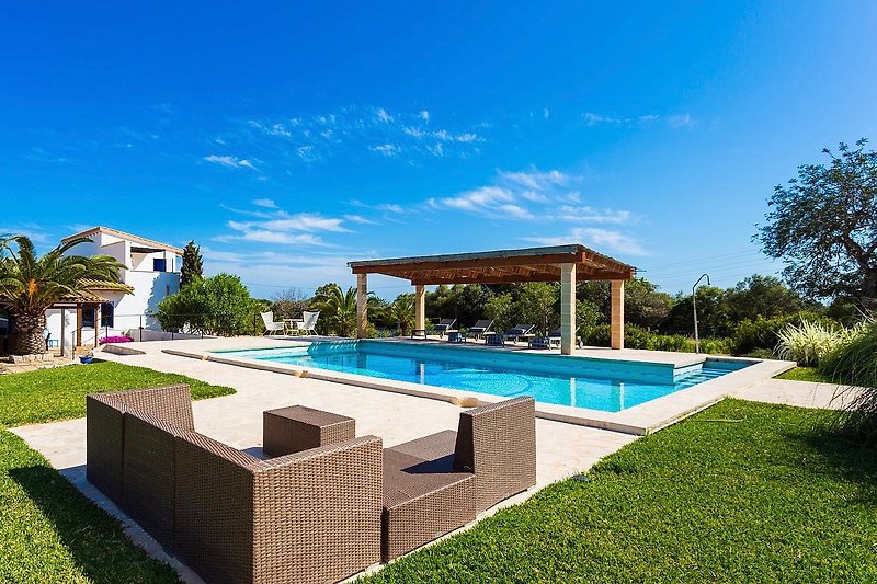 Moderne Ferienwohnung mit Pool und grünem Garten / Entspannung am Pool mit Blick auf die Natur.