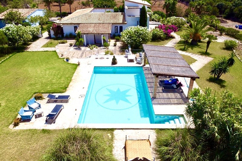 Moderne Ferienwohnung mit Pool und grünem Garten / Entspannung am Pool mit Blick auf die Natur.