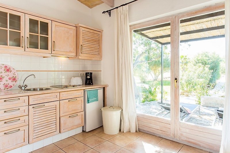 Moderne Ferienwohnung mit stilvoller Küche und hellem Wohnbereich.