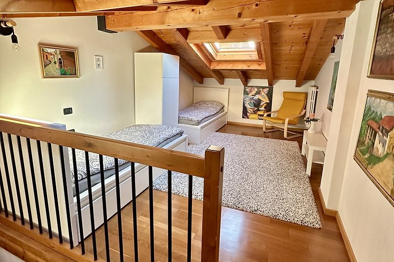 Ein helles Wohnzimmer mit Holzmöbeln und gemütlicher Couch.