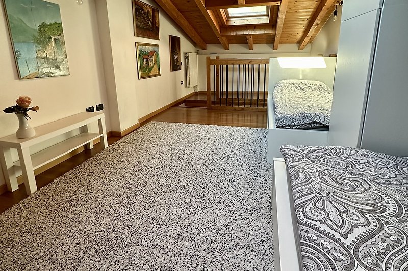 Ein stilvoller Raum mit Holzdekoration, Kunst und Deckenleuchte.
