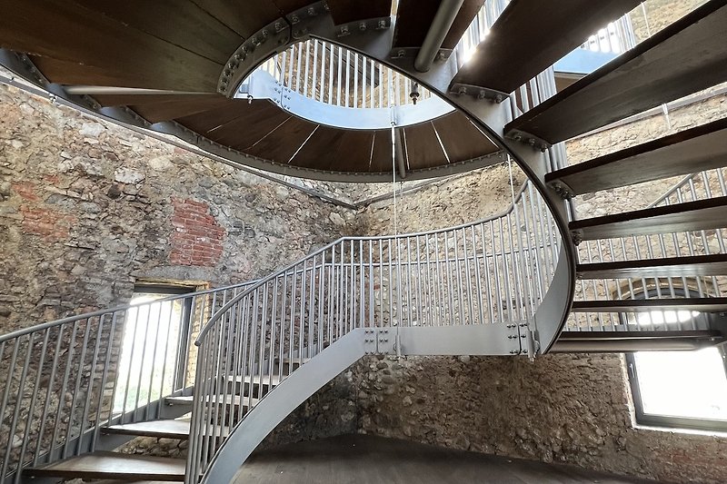 Eine architektonische Treppe mit symmetrischem Metallgeländer.