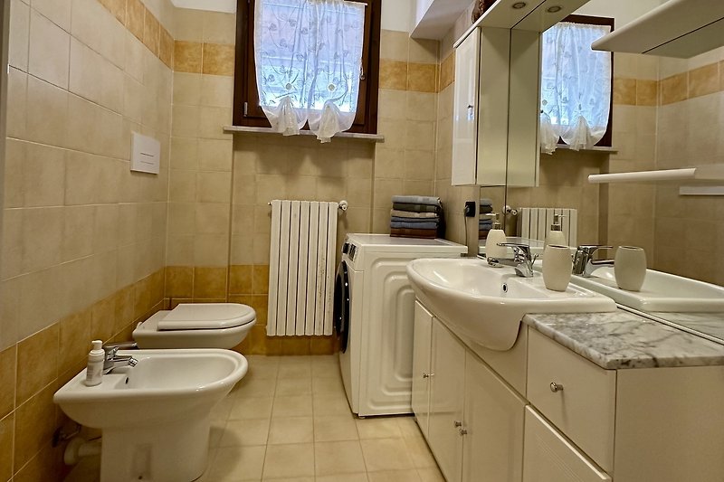 Ein modernes Badezimmer mit lila Akzenten und elegantem Waschbecken.