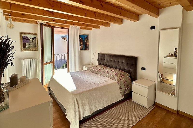 Ein komfortables Schlafzimmer mit Holzmöbeln, Bett und Pflanze.