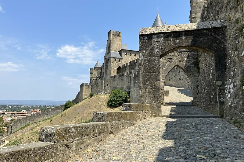 Eine mittelalterliche Ruine mit historischer Architektur Cite Festung von Carcassonne