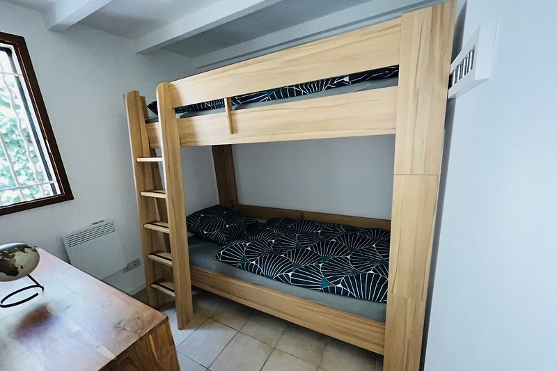 Ein stilvoll eingerichtetes Schlafzimmer mit Etagenbett