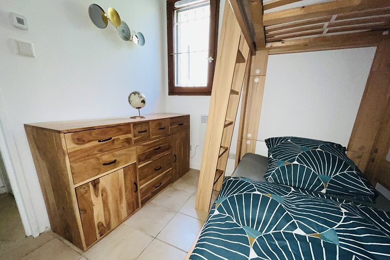 Gemütliches Schlafzimmer mit Holzmöbeln und bequemem Etagenbett