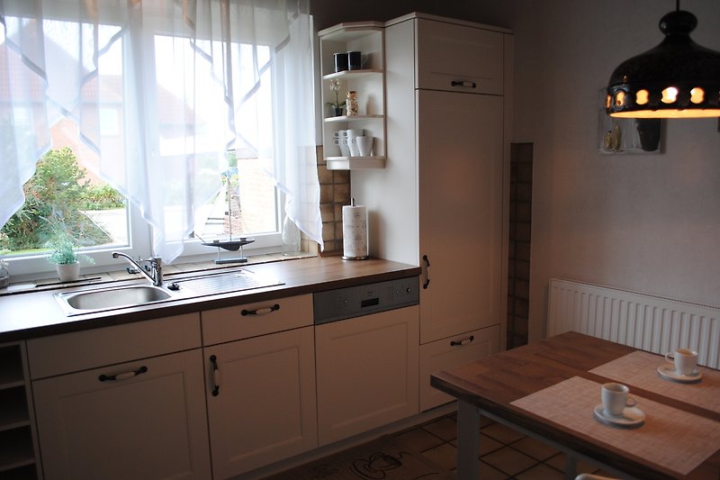 Moderne Küche, lichter Raum mit Arbeitsplatte am Fenster.