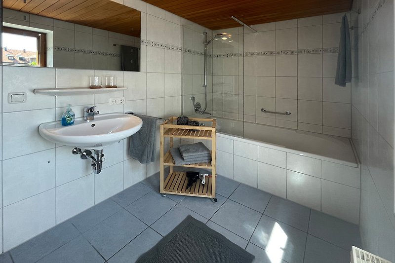 Ein stilvolles Badezimmer mit modernen Armaturen und elegantem Design.