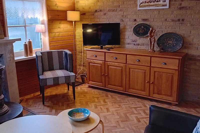 Mooi ingerichte woonkamer met comfortabele meubels en houten kasten.