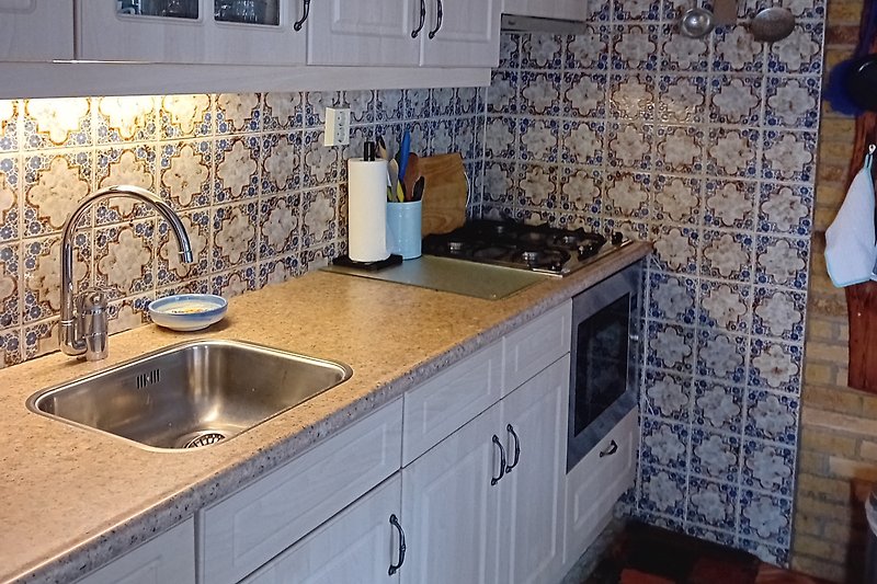 Mooie keuken met houten kasten, paarse accenten en granieten aanrecht.