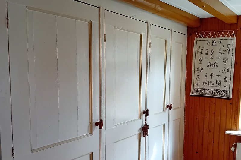 Mooie houten deur met handvat en metalen details.